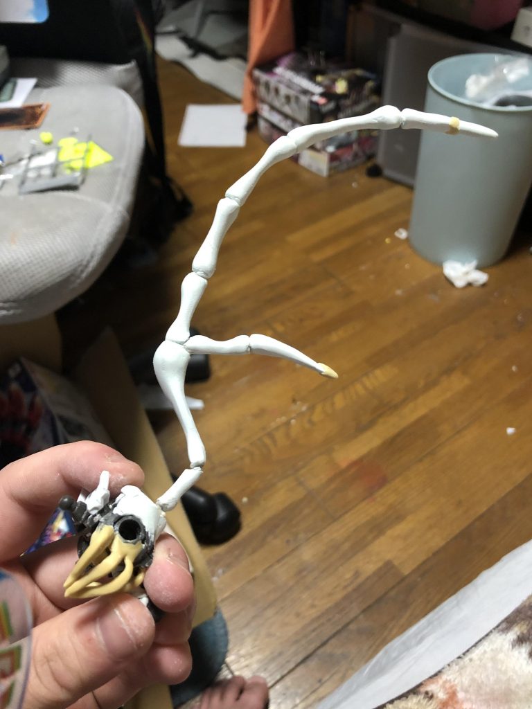 骨の羽は太い真鍮線を軸にパテで肉付けして作りました。なんかパテでフィギュア作ってる人とかはこうやって作ってるみたいですね。