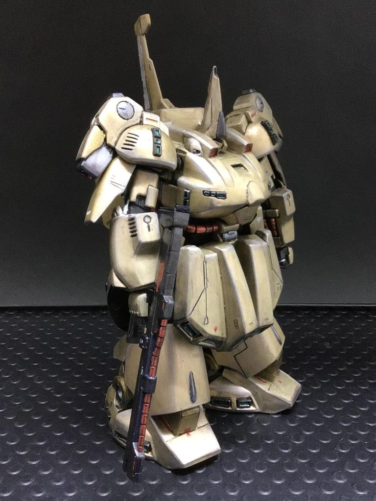 シャープに見えるように胸や脛部分を削り込んで全体のスジ彫りを深くし、各所に追加のスジ彫りを入れました。