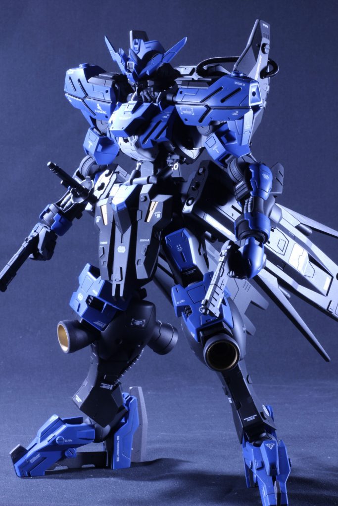 黒背景にて。全体のラインがビシッと締まり、よく似合います(๑•̀ㅁ•́ฅ✨ハンドガンはあまり好きではないですが、この軽快さにはアリかもと持たせてみました。バーニアと足の鉈には焼鉄色をかなり重めの希釈で吹いてます。