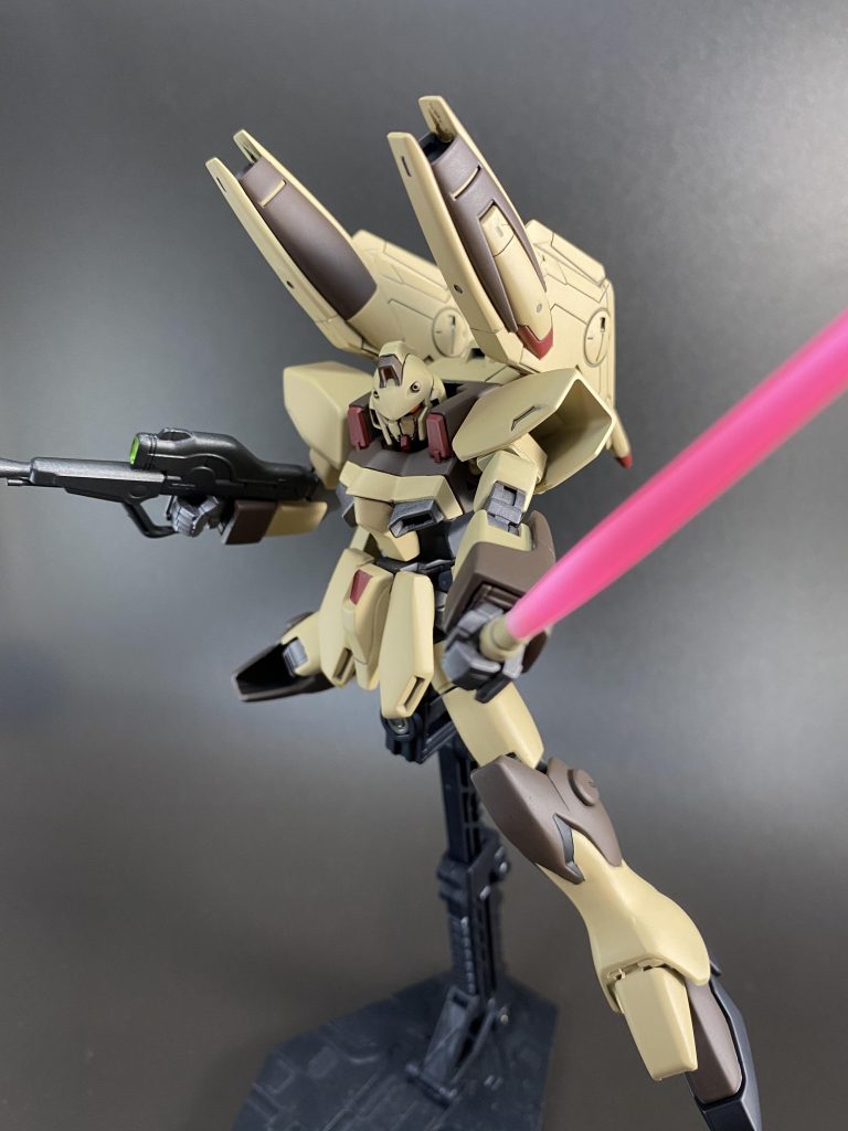 サイズ的には旧キットの物も良かったのですが、径が細過ぎたためジャンクから丸筒型短刀身の物を持って来ました。