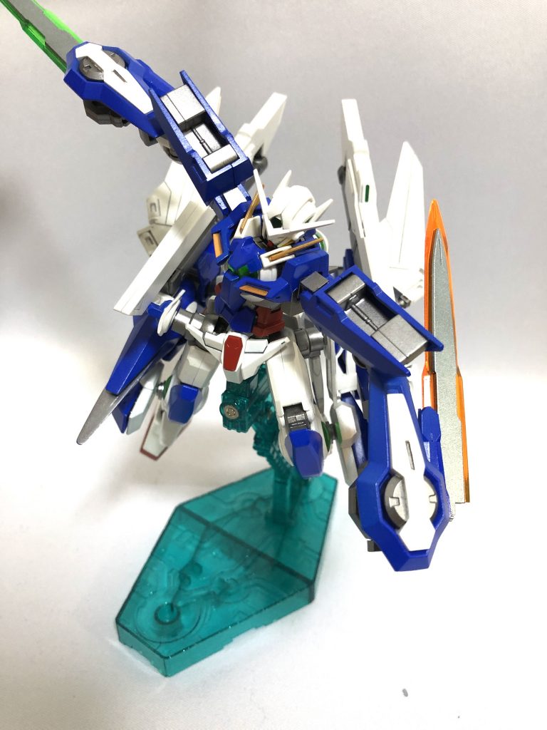 合体前から備えている装備は全て使用可能。ただし本体側は四肢の可動域が制限され、同時に支援機側から多数の射撃装備が使用可能となるため、巡航しながらの射撃戦に適した機体特性へと変化する。機体の性能を底上げするオーライザーよりも、機体特性を一変させるアヴァランチユニットやGNアームズに似た性格の合体であると言える。