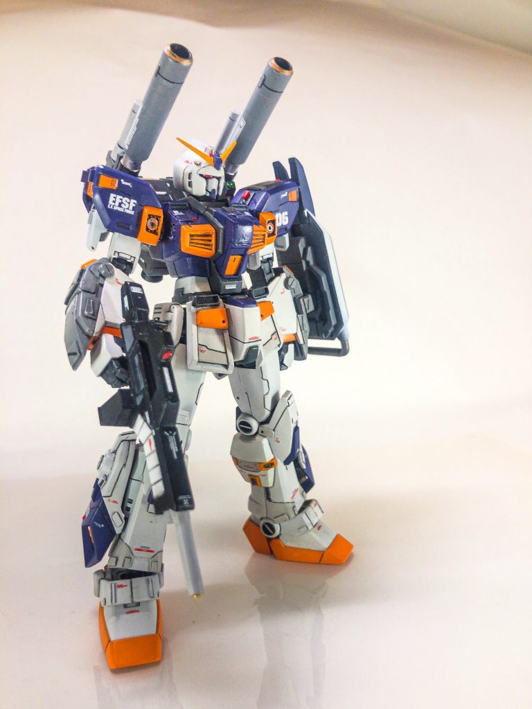 主な改修箇所は顔を1ミリプラ板で幅増し、庇をプラ板で幅増して目つきを悪くしてツインアイを0.3㍉プラ板で作り直して、首も0.5㍉延長しました。腰のサイドアーマーの隙間が気になったんで1ミリプラ板で延長を施し、スジ彫りやプラ板でディテール追加などしました(´∀`)