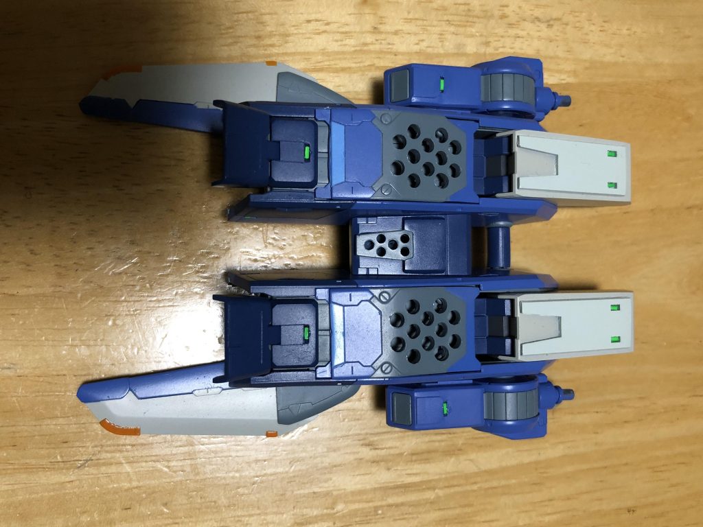 バックパックは楽しんでイジリました。ジャンクパーツを切り刻み装甲版として使うことで凝ったディティールになったかなと。