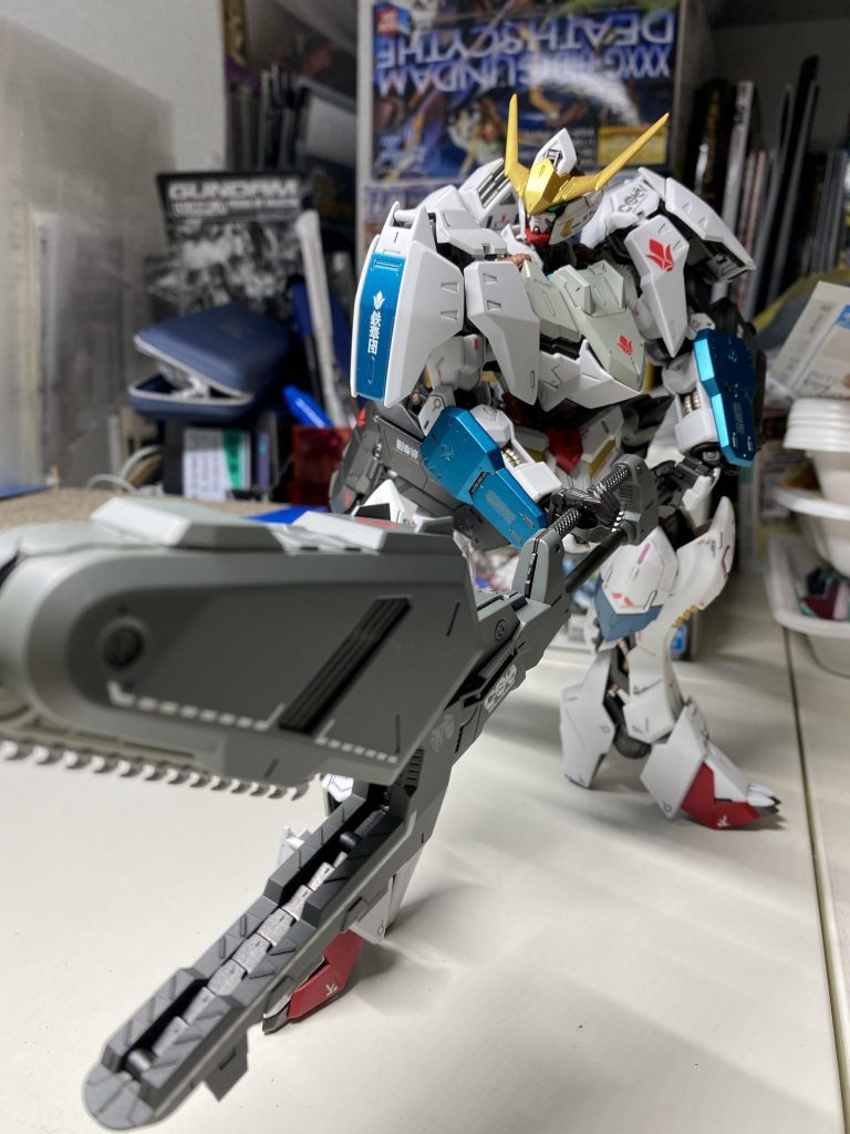 レンチメイス!重くてポージングは難しいです!