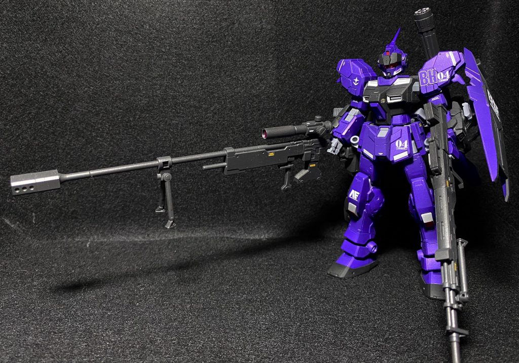 が、結果案外普通にカッコよくなるという…不思議だ…配色パターンはアンジェロの機体を参考にしたつもりだったんですが、あれ結構深い紫なんですね。塗り終わって調べてみたら違いすぎてビビりました。それと、対艦ライフルは正義。正直めちゃくちゃ構えにくいけど知ったことかい!