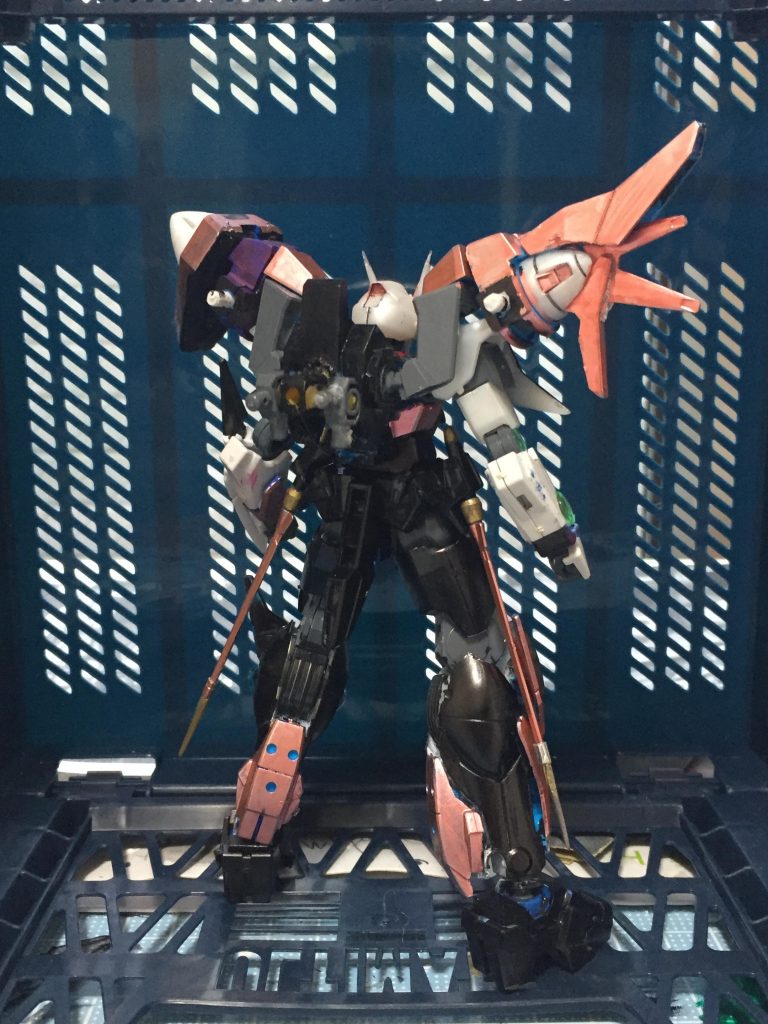 ＜背部＞  アーマーを接続する為の接続ジョイントを背部にも改造。