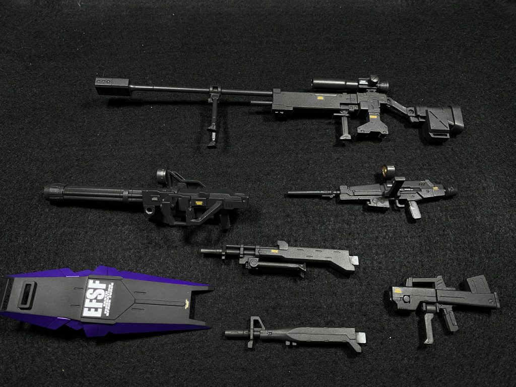 武装はもともと付属していたビームライフル、ガトリング、サーベル(写ってませんが)、シールドに加え、オプションセットの対艦ライフル、さらにブルパップマシンガンとこれまたOPセットの銃身を組み合わせたバレル交換式ライフル(右下)です。このミキシング、かなり上手くいって満足してます。以下テキトーに写真をば