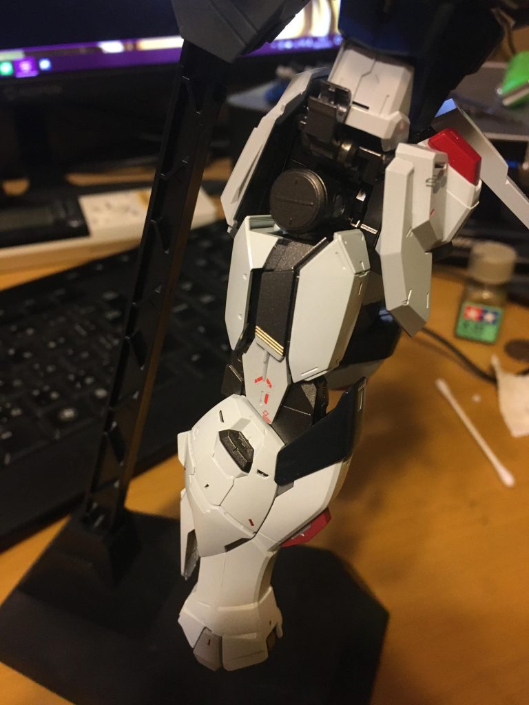 ほぼほぼ見えませんが太ももの一部をガンメタルで塗装してフレーム色と同じにしてます。あまり見ない色分けではないでしょうか?