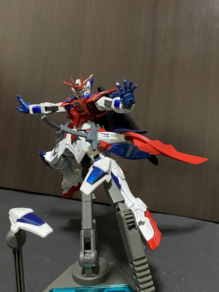 本機最大の特徴がダハックから着想を得たプランダー機能、これにより対ビーム性能が大幅に向上しています。ダハックの場合防御中は手が塞がる分アームド・アームで攻撃へ転じていたので、本機も手を使わない武装としてトライバーニングの腰パーツからでっち上げた?トラックフィンを追加。自分が動かすならファンネル系武装は使いこなせないと思っていましたが、最低限の誘導端末なら…と考え組み込みました。本機は今までと違いGBN、中でもフォース戦をはじめとしたチームでの運用も想定しています。自分ならチーム戦でどう立ち回りたいか?と考えた時に「仲間も守って戦いたい」と感じたので今回は防御力の向上にも努めています。