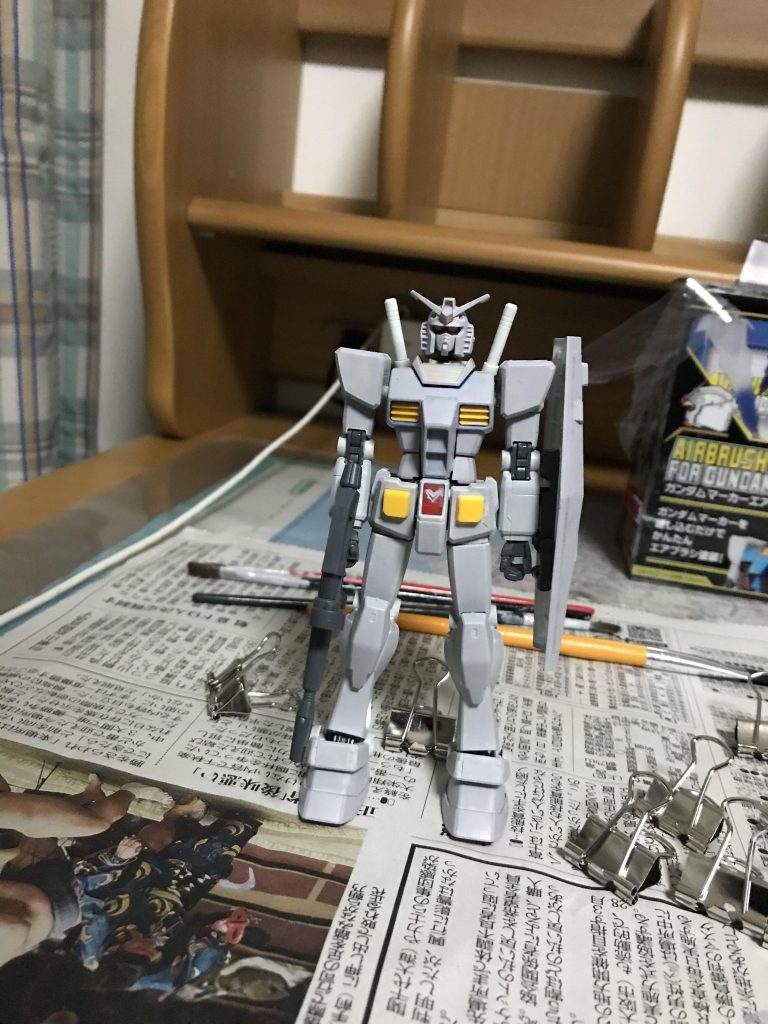 サーフェイサー塗装後、仮組みしました足元にあるのが、挟める器具(名前分かりません)です