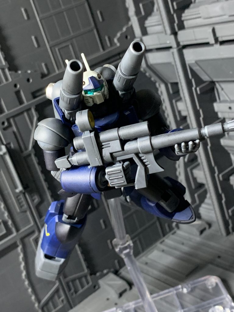 今回のガンキャノンは2番機という設定です。胴体と脚部に「02」とナンバリングしました。なお、頭部バイザーは頭部本体側にシルバー塗装し、その上にクリアパーツをはめているので反射して光っています。