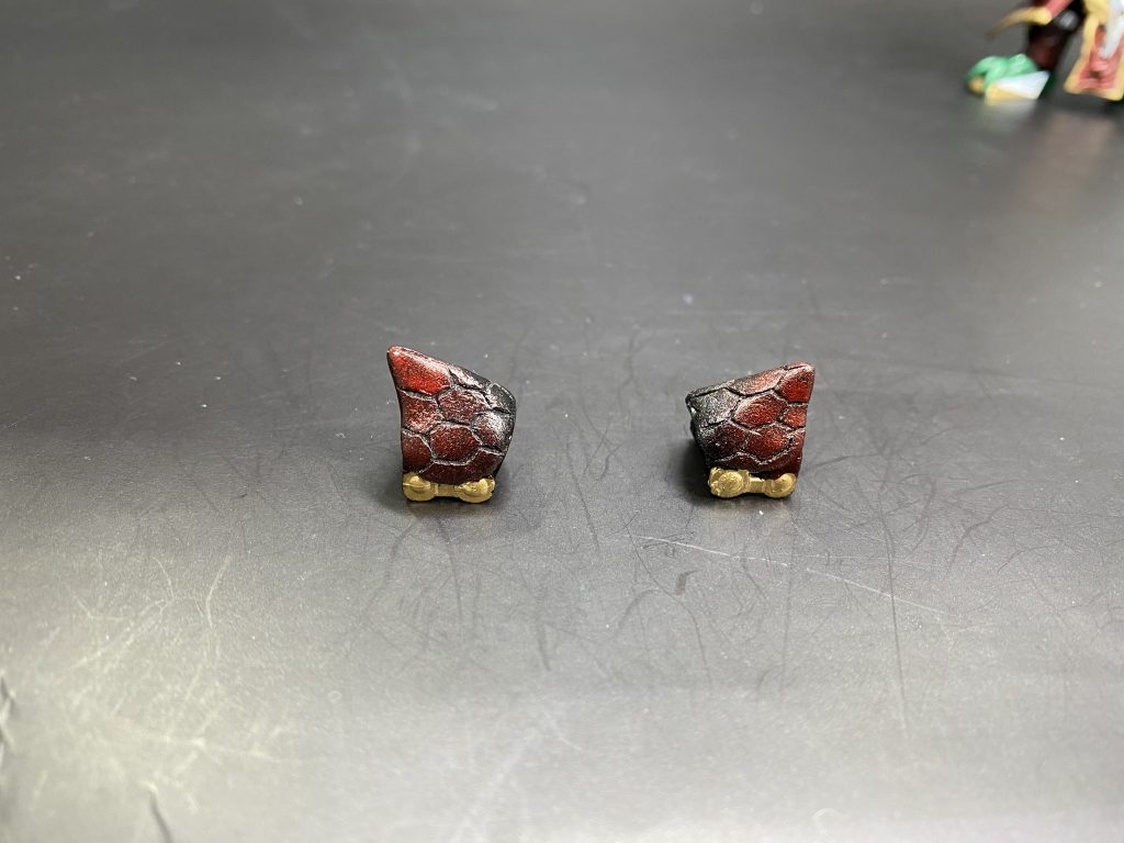 腕。騎士ガンダムのアーマーをパテ→筋彫り→グラデ塗装してます。