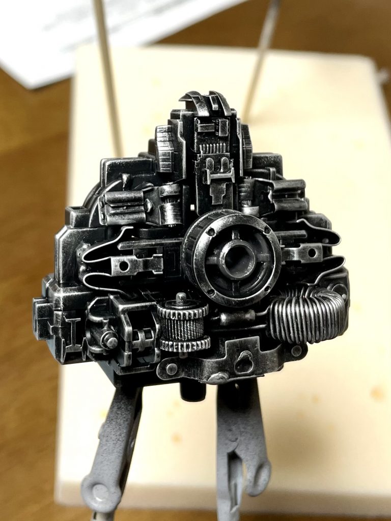 黒く塗装して、シルバーでドライブラシをかけました。