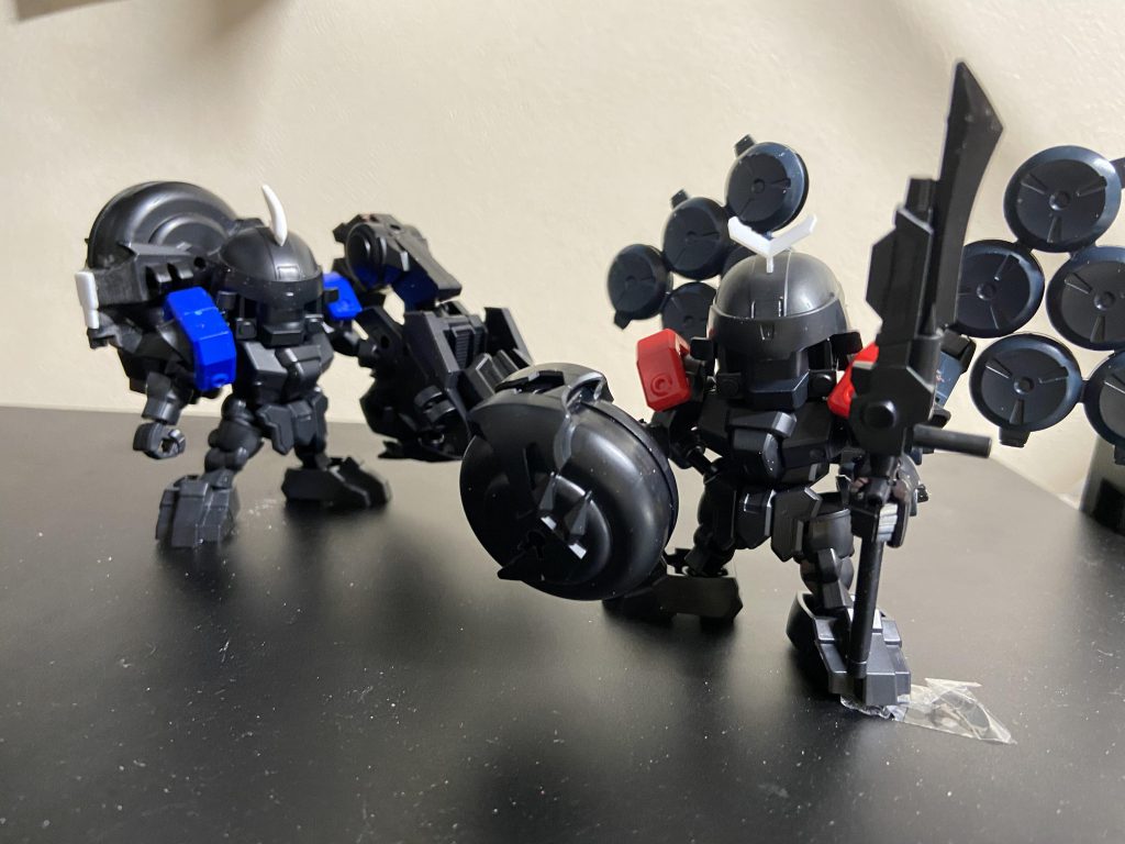 ひながた状態です。最初からこの2人を作ろうとしたわけではなく、バイクに変身するやつをバイク改造して作ろうと思ったんですが、バラバラのバイクを分けて持ってるだけに見えてしまったので‥