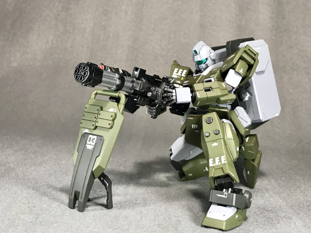 08系統の連邦MSならやらなければならない輝き撃ち。ガトリングは高速で弾丸を撃ち出すので上下左右に反動が凄そうなのでバイポッドの代わりにやらないこともないかも?