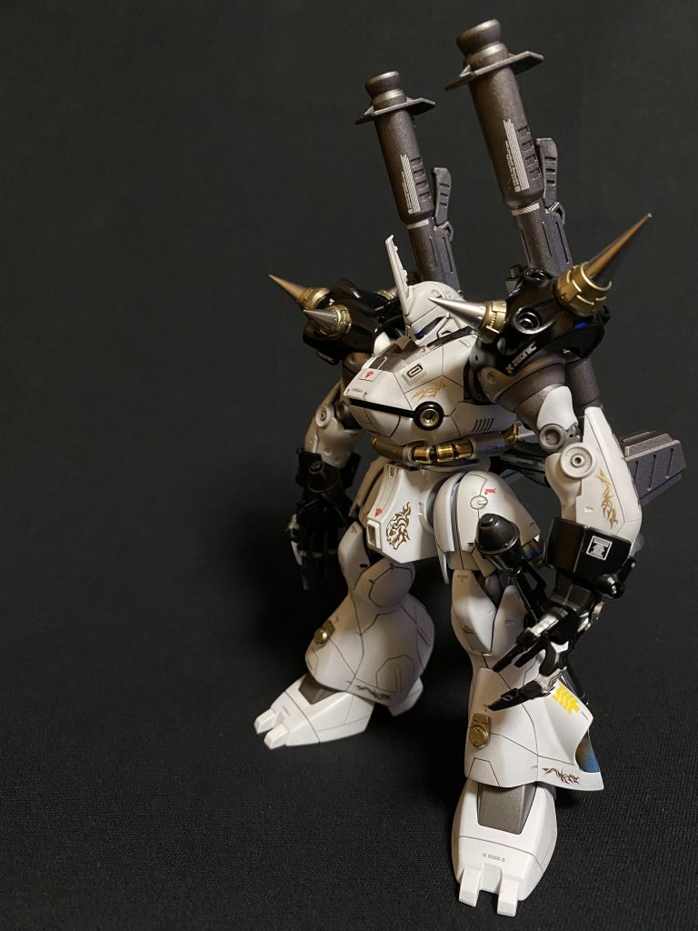 動力パイプをメタル＆スプリングに変更。デカールはゴールドのタトゥー風を使用しました。