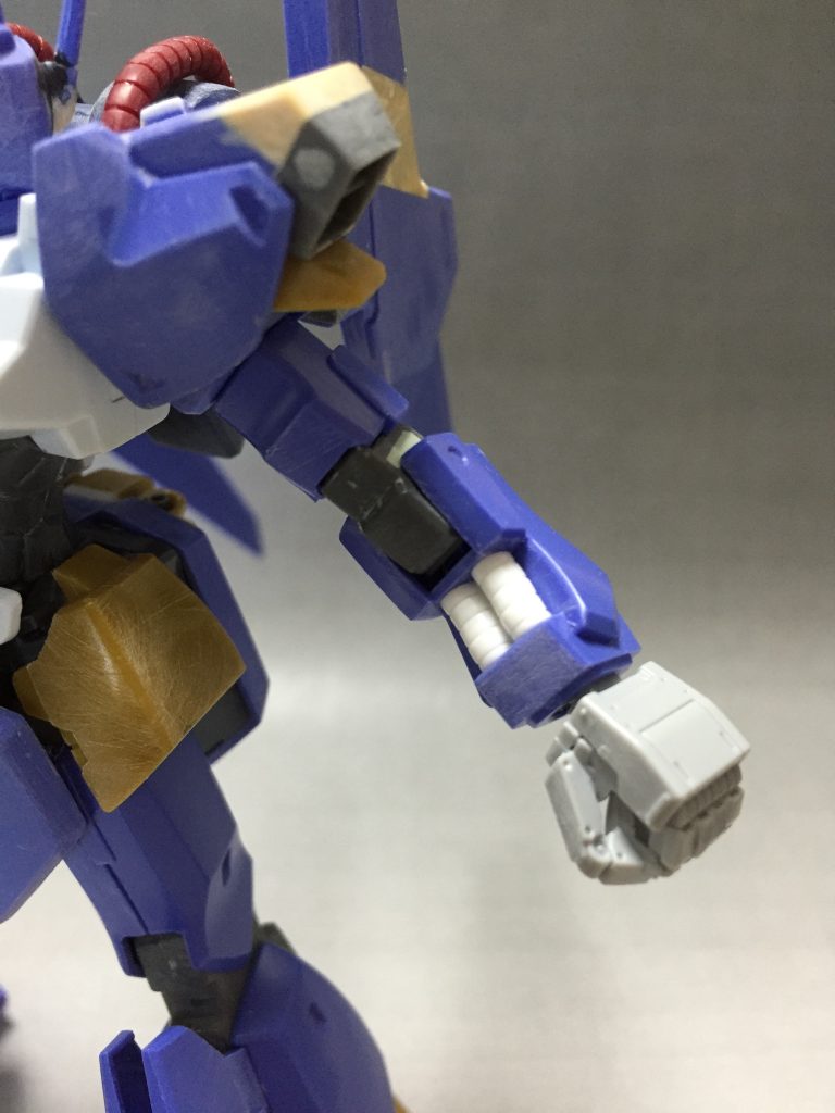 ハンドパーツはLサイズ。肩はあまり上がりません。