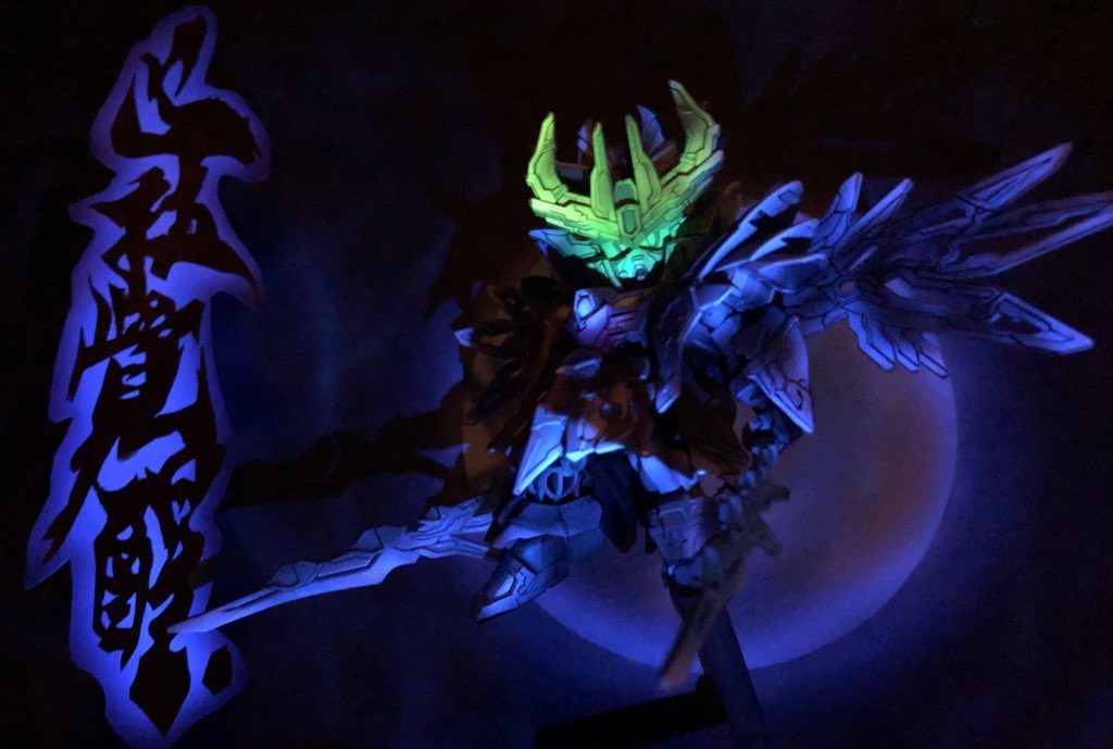 急遽光らせたくなり、蛍光塗料で塗装しブラックライトで光らせられる様にしました