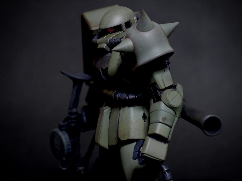 肩のスパイクを尖らせたのとモノアイをレジンで加工しただけです。他はパチクミのままです。