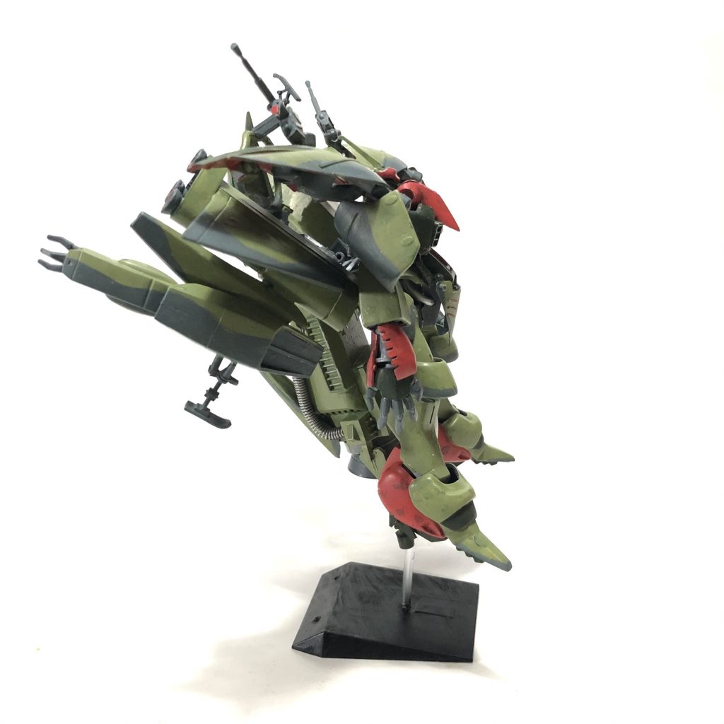 よこ豊富なバーニアは驚きの運動性能を誇る。装備は肩部メガ粒子砲2門、腕部ビーム砲2門(兼ビームサーベル)ビット10機