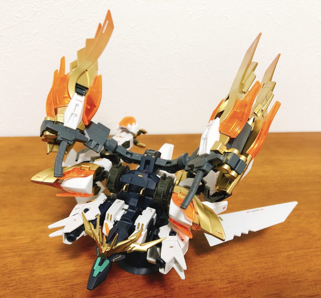 続いて、サンアーマー。白、黒、クリアオレンジにアクセントグリーンで非常にヒロイックにまとまりました!