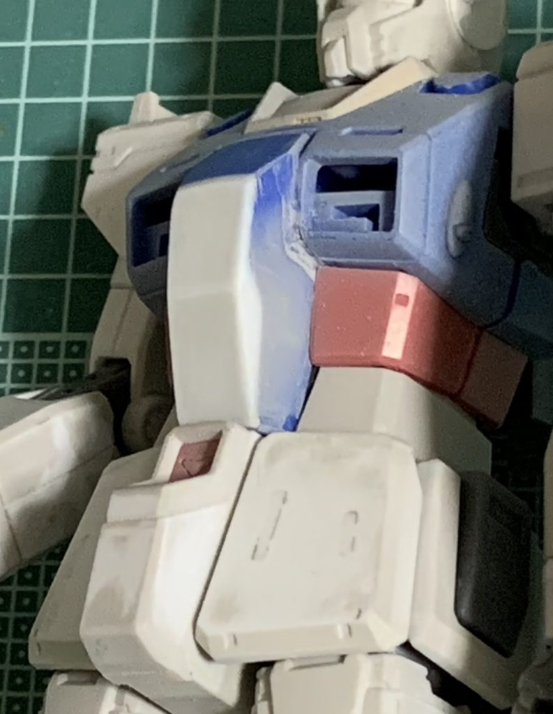 ボディはガンダムの胸部のサイドにジム・ガードカスタムからスラスターを移植し、コックピット周りはコミックを参考に成形。腰部フロントアーマーはジム・ガードカスタムから穴埋めして使用。フンドシ部はガンダムのものをカットして接着。