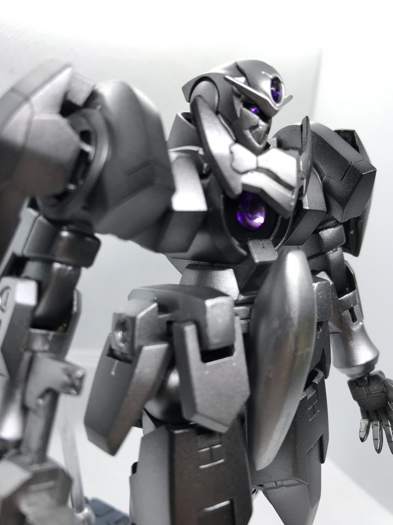 ELSジンクスはモノアイなのでH・アイズの1mm(Mr.クリアカラーGXのクリアパープル塗装)を裏打ちして埋め込みました。目の周りは黒色無双。胸のGNコンデンサー部分のクリアパーツは利用せず、H・アイズの6.5mmを貼り付けました。この部分も周りは黒色無双。アイズ裏面に張り付けたラピーテープのお陰で映えます。