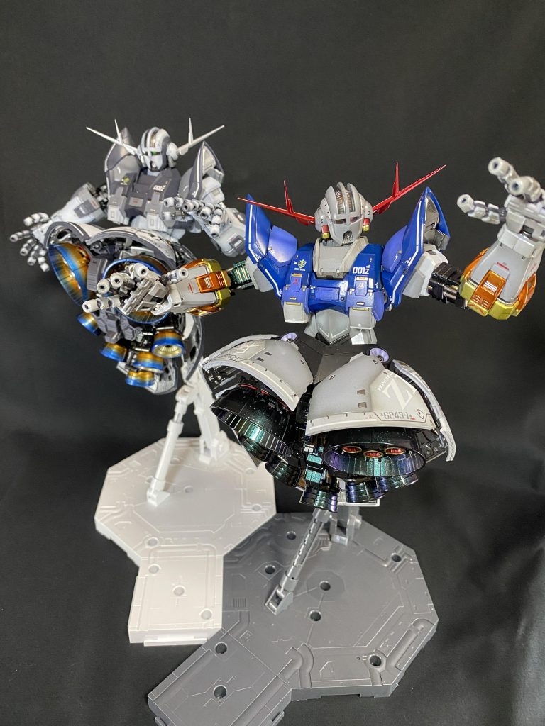 ノーマルカラーのジオングとツーショット。