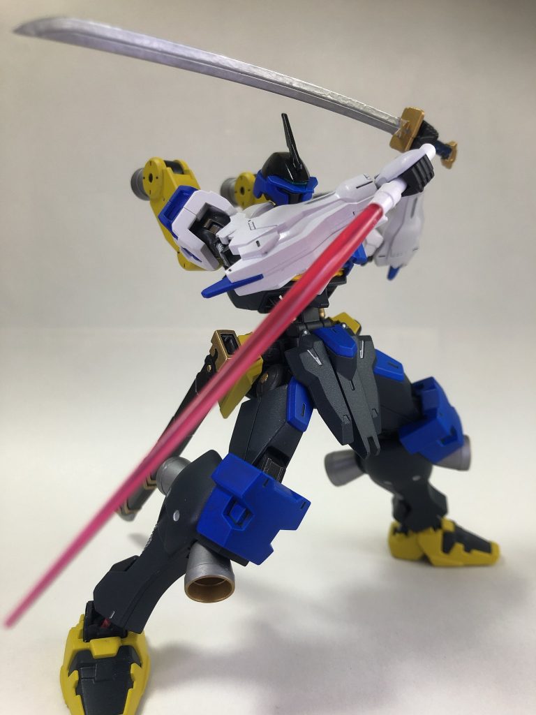 武器は武士の脇差しよろしく、実体剣「鬼丸」とビームサーベルの大小二振りです。機体中に設置されたバーニアを吹かして急接近、近接戦闘を得意としています。