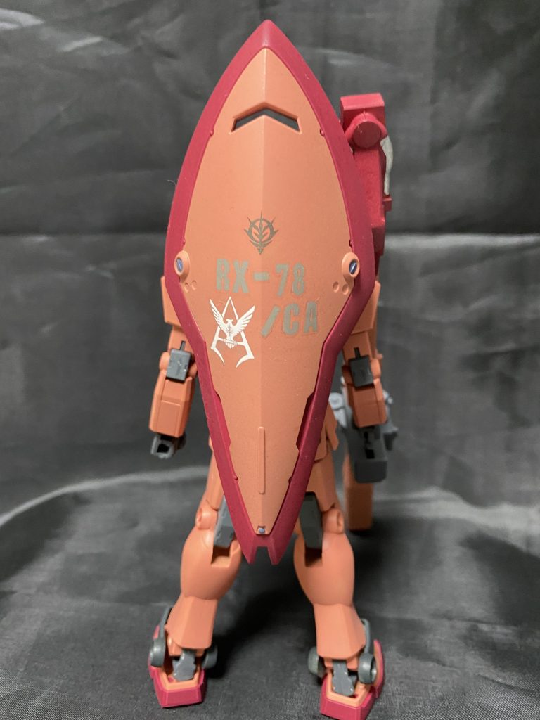 背負いシールドアップ!どうせ大きくスペースがあるからと、RX -78/CAと大きなシャア専用マークをセットアップ。後ろから見たら何かに似ている?ウルトラマンの怪獣にこんなのいませんでしたっけ?