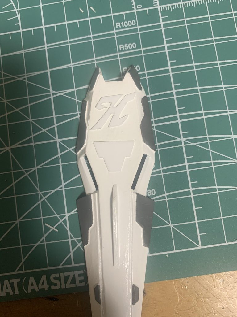 Hにプラ板きって目立つところにドンとつけました