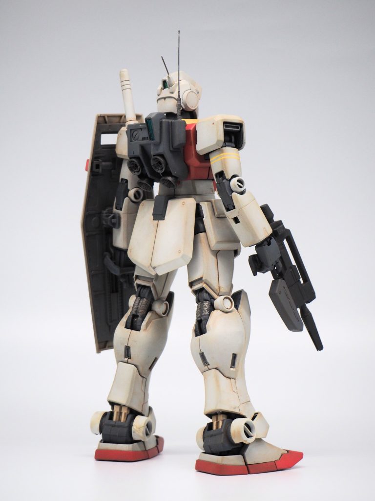 バックパックは寒冷地仕様にジムIIのセンサーと近藤版オマージュのアンテナを真鍮線で制作して追加。肩はスマートなレッドウォーリアのものをチョイス。脛のバーニアもジムIIらしく増設しています。