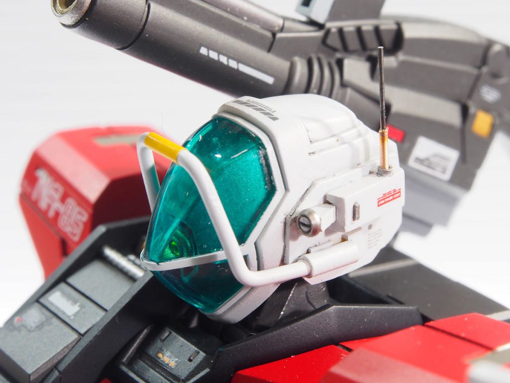 頭部は小型化し、ロールバー、センサーユニットを追加。