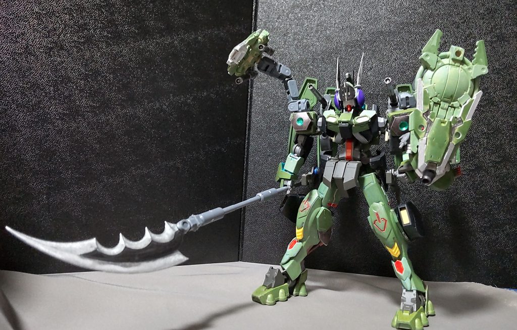 ・肩部アームシールドキャノン肩部に付いているアーム付きのシールドユニットが可動して、2門のキャノン砲で攻撃したり、防御をするといったもので、シールドは360度可動するので、攻撃範囲は非常に広い。※30MMシリーズより作成してます。