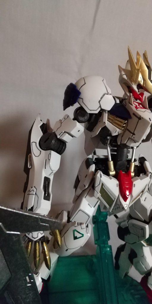 太めのプラ棒で、体の中心の軸を延長しました。スカスカで寂しかったので、角棒を接着して、ディテールを追加しました。シリンダーも延長しました。