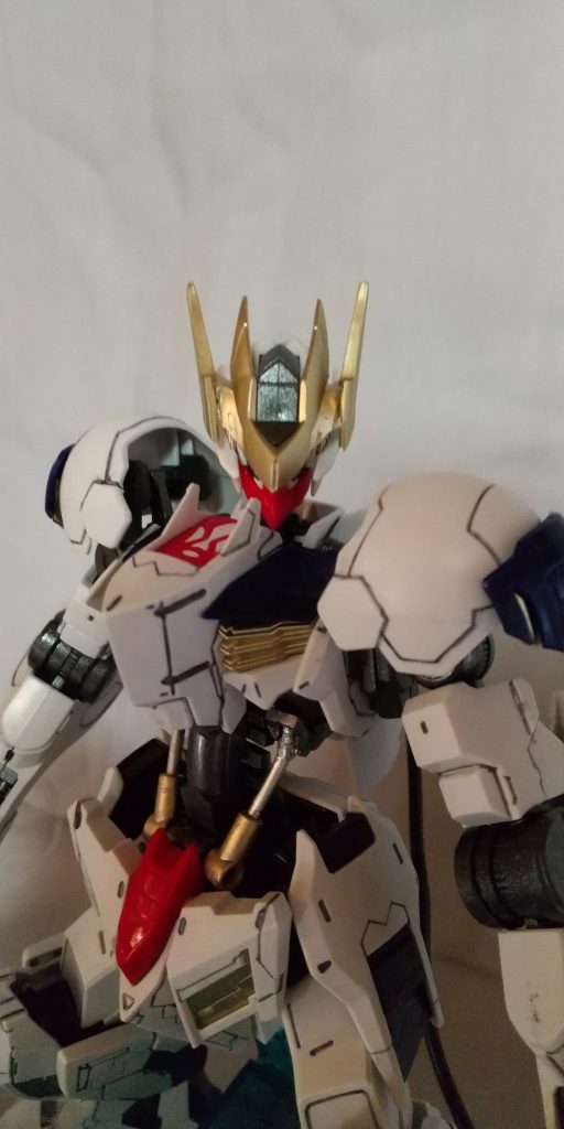 アンテナ左右をカットし、角度を変え接着しました。