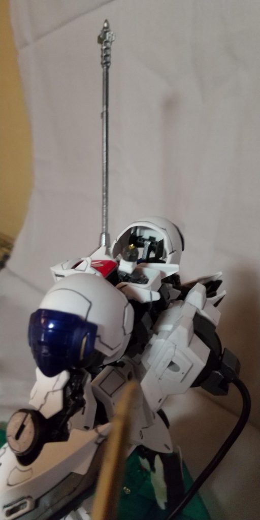 画像中央、首をプラバンと真鍮線で、延長しました。