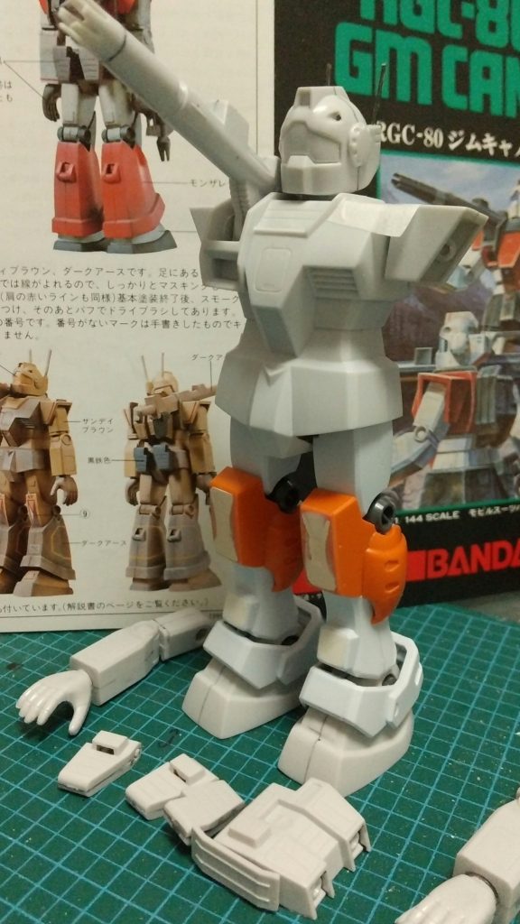 たぶん行けるんじゃないかという予感だけで作成し始めたが、思いの外うまくいって安心しました。北米戦線仕様やアフリカ戦線仕様には膝にマーキングがあります。ジムパワードの特徴である膝のバッテンを消す為、久しぶりにラッカーパテを使いましたが、良く見るとヒケてます。次の機会があったら自作ランナーパテを試してみようかな。