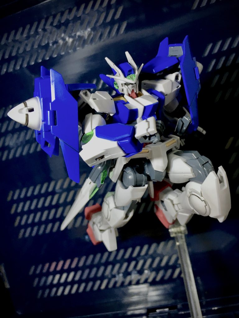 ダッシュ! おでこ、耳、肘関節、目のクリアパーツ部分にアルミテープを貼りました。腕の接続部分はガンダムマーカーで黒く塗装、墨入れは墨入れようのマーカーで行いました。