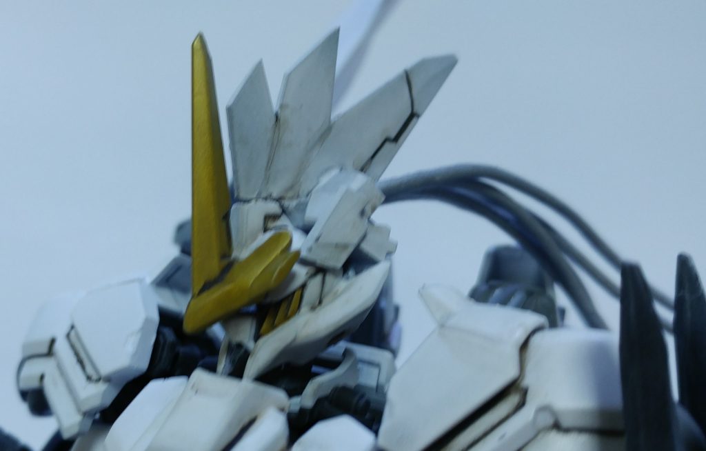 頭部はトールギスっぽくしつつ、jackさんのモンハンのアバターの特徴である銀の長髪を再現するためにケーブルを頭の後ろに生やしています。