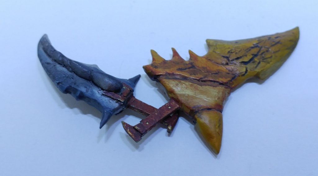モンハンの火属性最強クラスの双剣で有名なコウリュウノツガイをパテとプラ板で再現。