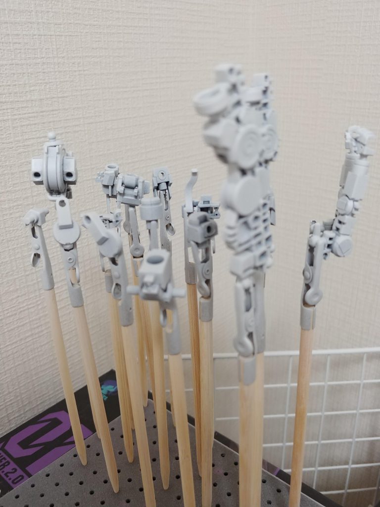 今回はしっかりサフからやりました。全てのパーツを白サフ立ち上げにしています。