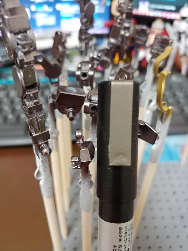 フレームはガンダムマーカーEXのヘビーガンメタリックです。