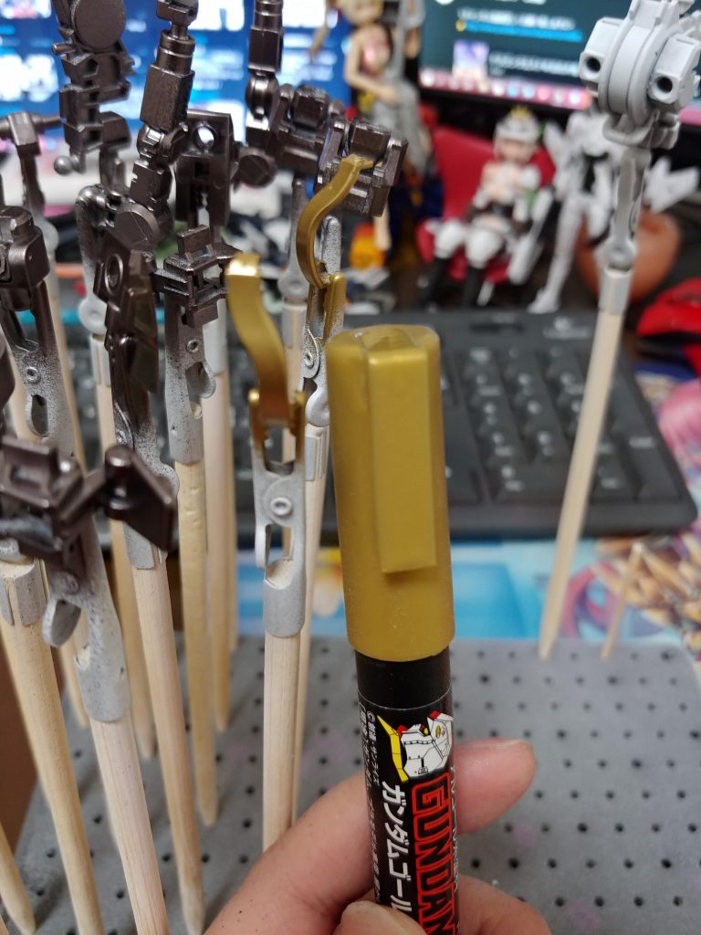 黄色部分はいつものガンダムゴールド！こいつ何回使っても発色よくていいですよね～