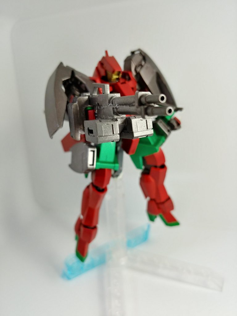 ダブルバレルライフルグレイズ標準装備のライフルを上下二連に改造し、携行弾数を増した長期戦用装備です。動作方式に発射ガスを反対のバレルの動作に使う方式を利用しており、射撃レートを通常のライフルの1.25倍ほどに調整してある。