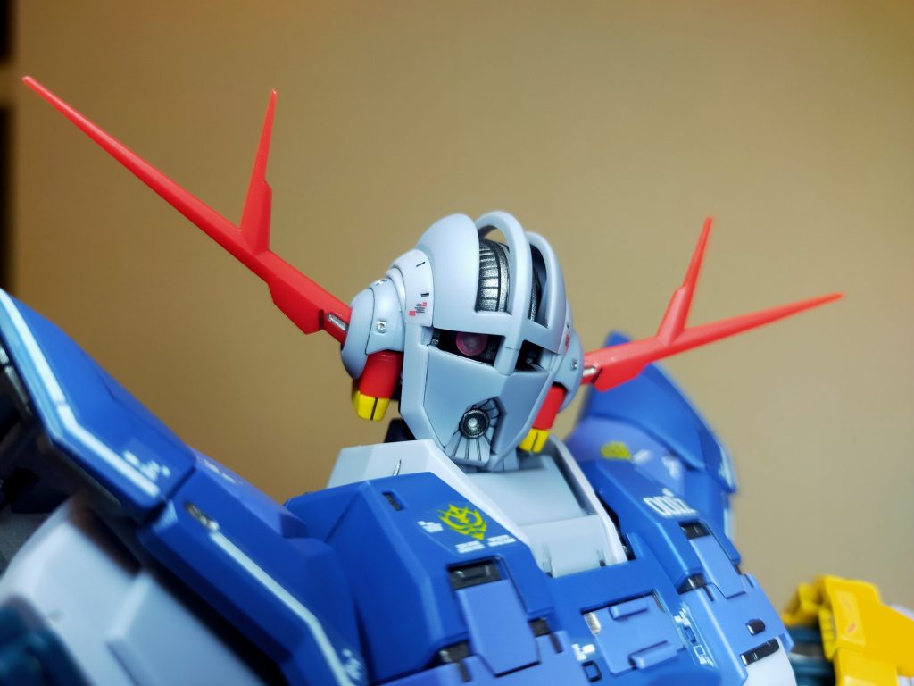 モノアイは蛍光ピンクとメタルバイオレット調合、希釈して最後に拭き取ってみました。