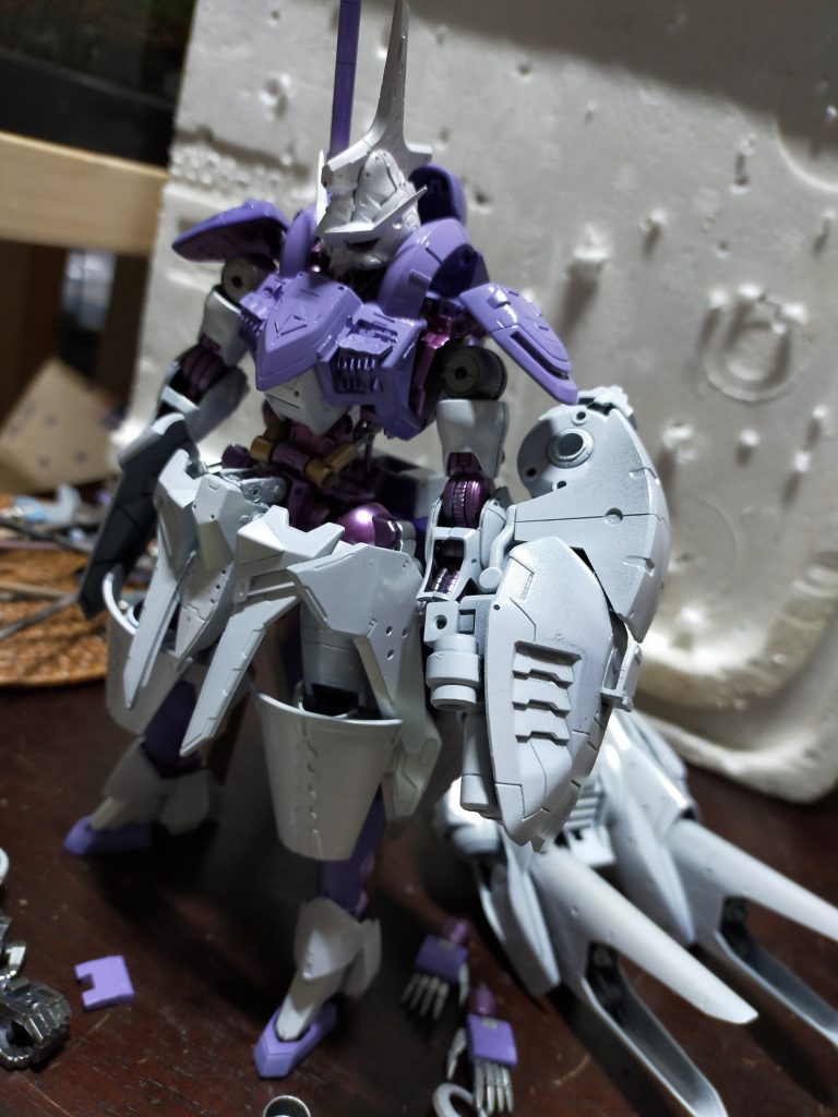 基本塗装後、ここからゴールドなどの筆塗りに偉い時間を要しました。