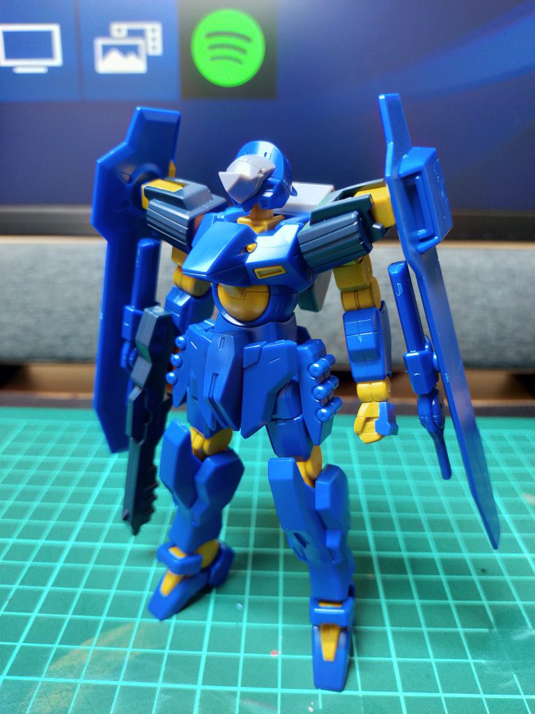 素組み状態。肩関節がやたら長いのと、間が気になるので…