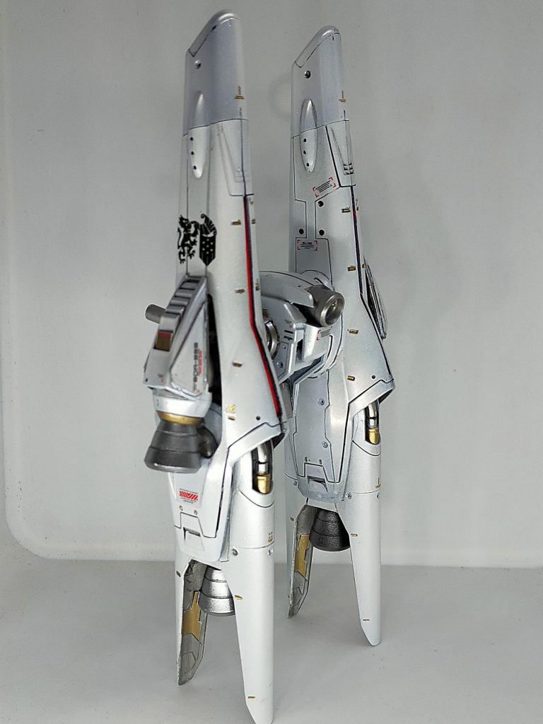 キマリスのものを改造して着脱式にしたブースター、パーツ分割でサイドのブースターを動くようにしたり夜光塗料で部分的に光るよう改造してます。