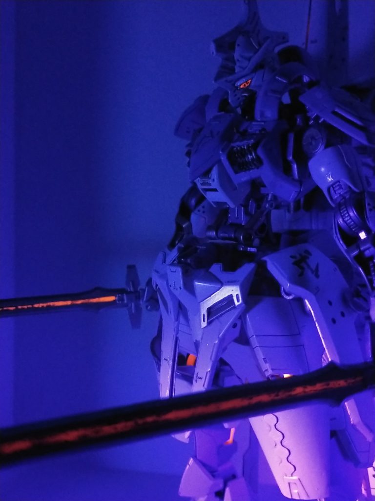 ブラックライトを当てると一部光るように、見えにくいですが足のパイプも夜光塗料で塗りました。